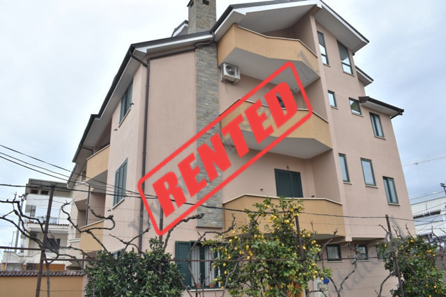 Vile 4-kateshe me qira ne rrugen Kokonozeve.
Ofron siperfaqe trualli prej 276 m2 dhe siperfaqe nder